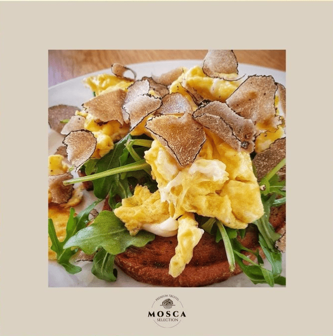Rucola, Ei & Schwarzen Herbsttrüffel auf getoasteten Brot