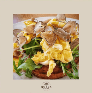 Rucola, Ei & Schwarzen Herbsttrüffel auf getoasteten Brot
